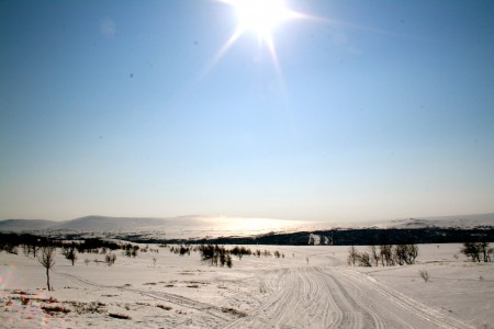 Himlarna och himlarnas himmel rymmer honom inte